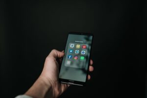 Smartphone Sebagai Teman Bangun Tidur