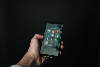 Smartphone Sebagai Teman Bangun Tidur: Dampaknya pada Kesehatan dan Gaya Hidup di Era Digital 11 Smartphone Sebagai Teman Bangun Tidur